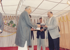 bronze-prize-being-awarded-by-honble-defence-minister-india-shri-george-fernandes