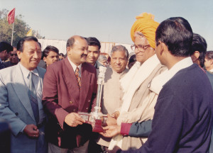 defence-minister-india-honble-shri-george-fernandes-awarding-sandeep-silas-with-silver-prize