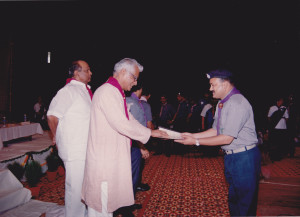 honble-defence-minister-shri-george-fernandes-presenting-silver-star-award-to-sandeep-silas-minister-shri-sharad-pawar-looks-on