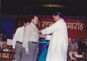 Hon'ble Minister Digvijay Singh pinning the Meritorious Service Award of Indian Railways