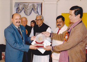 honble-minister-shri-oscar-fernandes-conferring-the-award